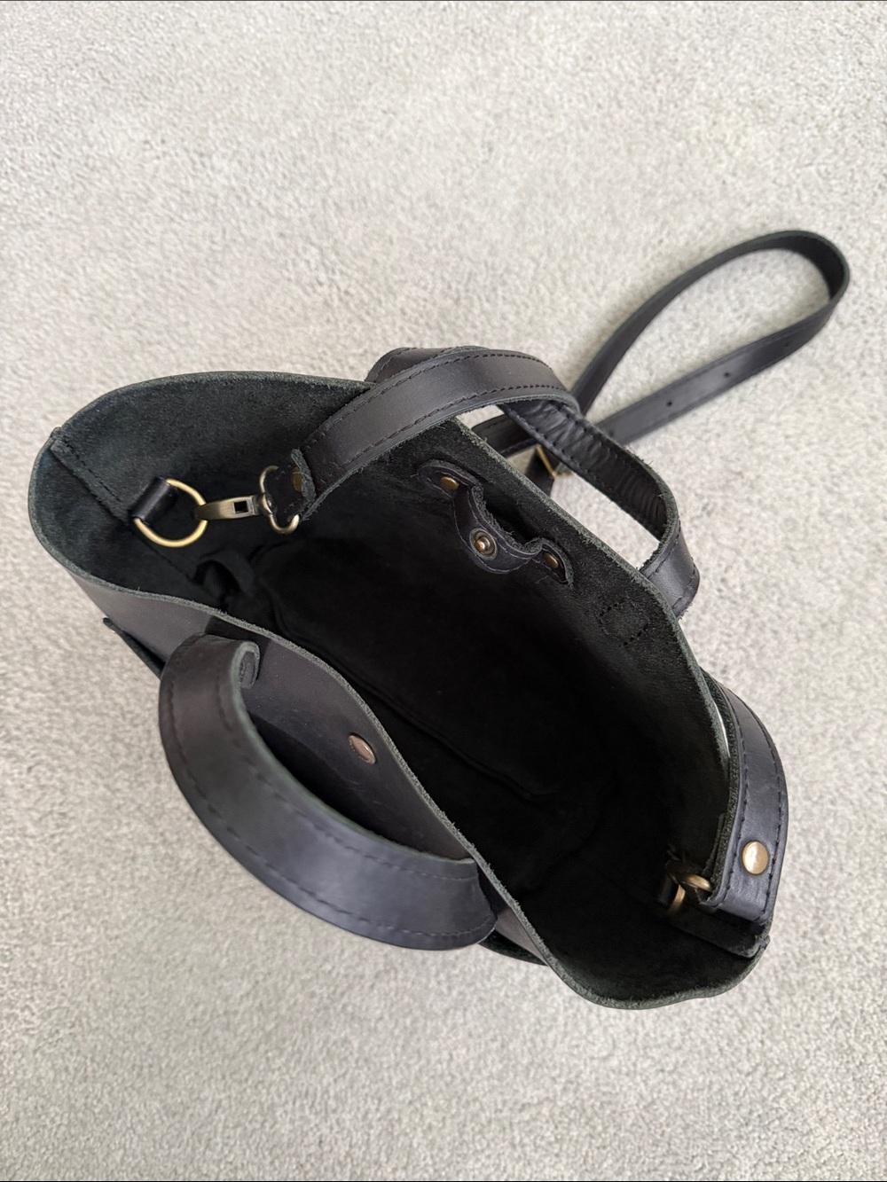 Classic Black Leather Tote Handbag - Versatile Everyday Shoulder Bag - Picture 4 of 4